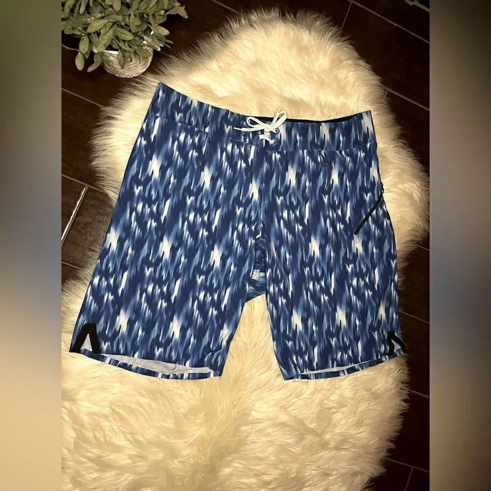 Lululemon blue Current State board shorts sz 36